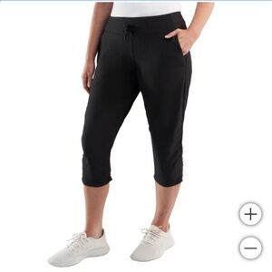 NWT Kirkland Signature Women's active Capri black